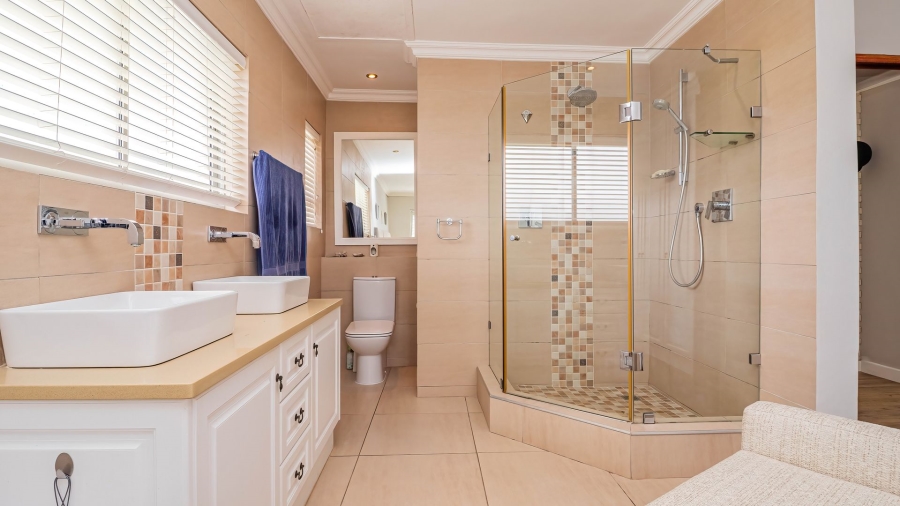 4 Bedroom Property for Sale in De Kelders Western Cape